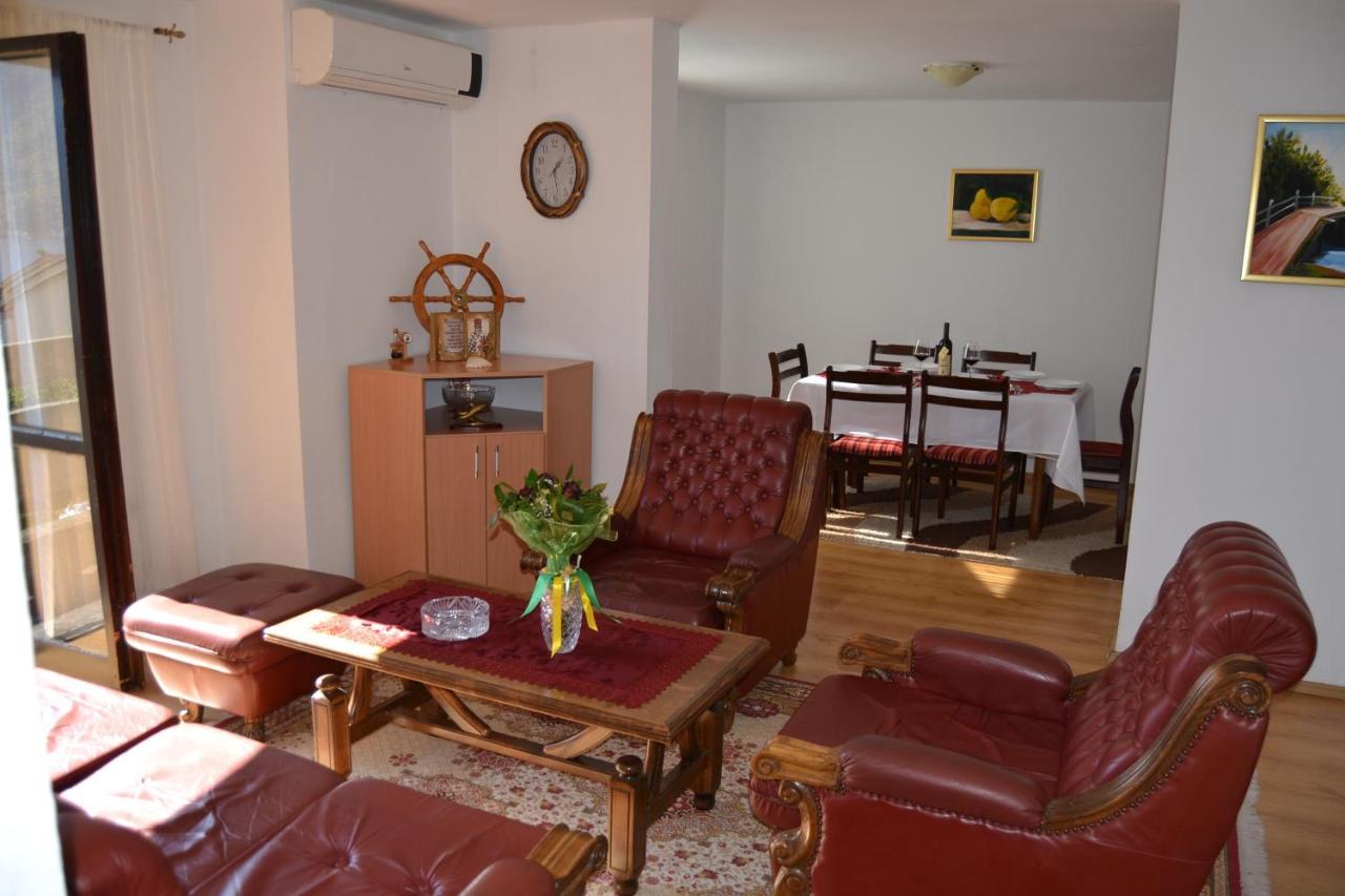 Apartments Dobrisa Kotor Bagian luar foto